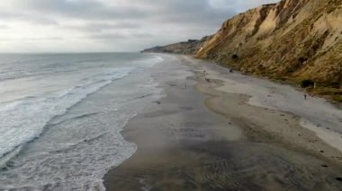 Sarı kumtaşı kayalıklar ve dalgalar gün batımı sırasında plaj acele ile Pasifik kıyı şeridihavadan görünümü. Black Beach, Torrey Pines State Natural Reserve, San Diego, Kaliforniya, Amerika Birleşik Devletleri