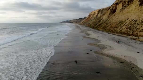 Letecký Pohled Pobřeží Tichého Oceánu Žlutými Pískovcové Útesy Vlnami Které — Stock video