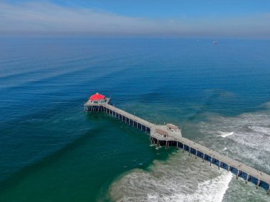 Güneşli yaz günü Huntington İskelesi havadan görünümü, Los Angeles Güneydoğu. California. sörfçü ve turist için hedef.