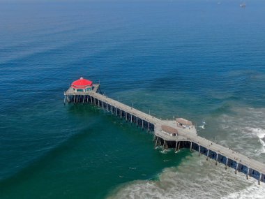 Güneşli yaz günü Huntington İskelesi havadan görünümü, Los Angeles Güneydoğu. California. sörfçü ve turist için hedef.