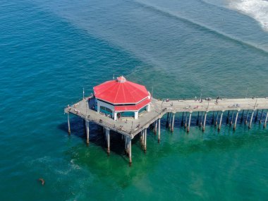 Güneşli yaz günü Huntington İskelesi havadan görünümü, Los Angeles Güneydoğu. California. sörfçü ve turist için hedef.