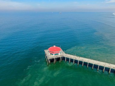 Huntington İskelesi ve Ruby's Diner'ın havadan görünümü. Turist güneşli bir gün boyunca iskelede yürüyüş keyfini çıkarın. Los Angeles'ın güneydoğusu. California. sörfçü ve turist için hedef. Abd.