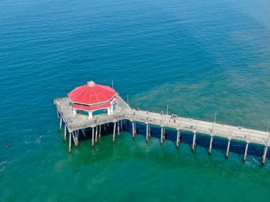 Huntington İskelesi ve Ruby's Diner'ın havadan görünümü. Turist güneşli bir gün boyunca iskelede yürüyüş keyfini çıkarın. Los Angeles'ın güneydoğusu. California. sörfçü ve turist için hedef. Abd.