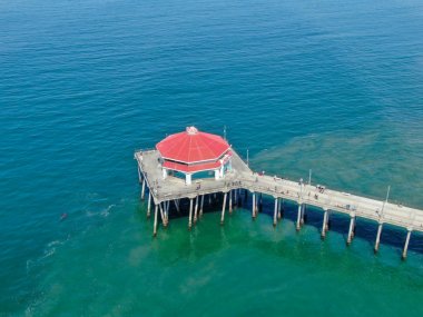 Huntington İskelesi ve Ruby's Diner'ın havadan görünümü. Turist güneşli bir gün boyunca iskelede yürüyüş keyfini çıkarın. Los Angeles'ın güneydoğusu. California. sörfçü ve turist için hedef. Abd.
