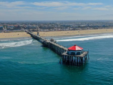 Huntington İskelesi'nin havadan görünümü, güneşli yaz günlerinde sahil ve sahil şeridi, Los Angeles'ın güneydoğusu. California. sörfçü ve turist için hedef.