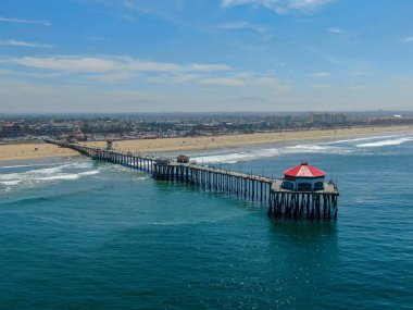 Huntington İskelesi'nin havadan görünümü, güneşli yaz günlerinde sahil ve sahil şeridi, Los Angeles'ın güneydoğusu. California. sörfçü ve turist için hedef.