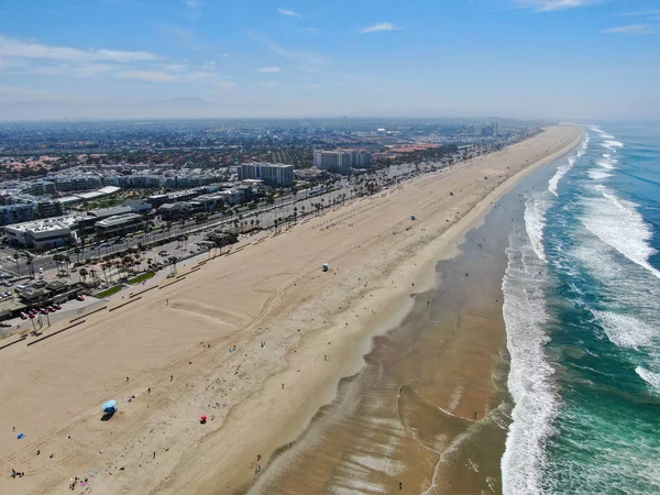 Widok Lotniczy Huntington Beach Wybrzeża Podczas Gorącego Niebieskiego Słoneczny Letni — Zdjęcie stockowe