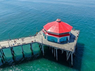 Huntington İskelesi ve Ruby's Diner'ın havadan görünümü. Turist güneşli bir gün boyunca iskelede yürüyüş keyfini çıkarın. Los Angeles'ın güneydoğusu. California. sörfçü ve turist için hedef. Abd.