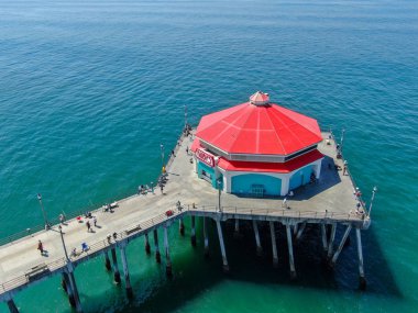 Huntington İskelesi ve Ruby's Diner'ın havadan görünümü. Turist güneşli bir gün boyunca iskelede yürüyüş keyfini çıkarın. Los Angeles'ın güneydoğusu. California. sörfçü ve turist için hedef. Abd.
