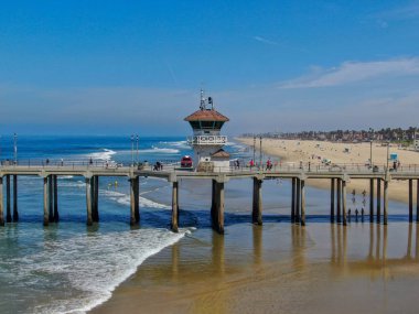 Huntington İskelesi ve sörfçü ler için cankurtaran kulesi. Los Angeles'ın güneydoğusu. Kaliforniya, Amerika Birleşik Devletleri. Güney Batı Sahili'nde seyahat noktası. Sörfçü için ünlü plaj. 