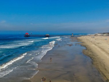 Sıcak mavi güneşli yaz günü sırasında arka planda iskele ile Huntington Beach havadan görünümü, Los Angeles Güneydoğu. California. tatil ve sörfçü için hedef