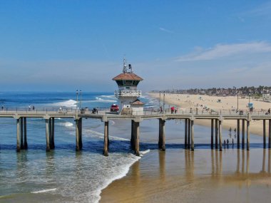 Huntington İskelesi ve sörfçü ler için cankurtaran kulesi. Los Angeles'ın güneydoğusu. Kaliforniya, Amerika Birleşik Devletleri. Güney Batı Sahili'nde seyahat noktası. Sörfçü için ünlü plaj. 