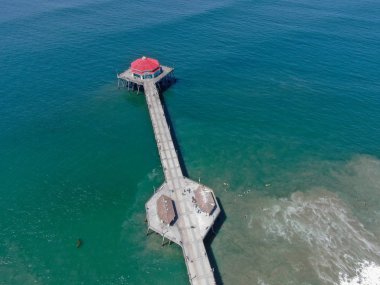Huntington İskelesi ve Ruby's Diner'ın havadan görünümü. Turist güneşli bir gün boyunca iskelede yürüyüş keyfini çıkarın. Los Angeles'ın güneydoğusu. California. sörfçü ve turist için hedef. Abd.