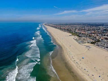 Sıcak mavi güneşli yaz günü Huntington Beach ve sahil şeridi havadan görünümü, Los Angeles Güneydoğu. California. tatil ve sörfçü için hedef