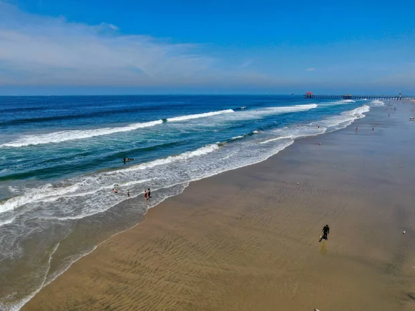 Widok Lotu Ptaka Huntington Beach Molo Tle Podczas Gorącego Niebieskiego — Zdjęcie stockowe