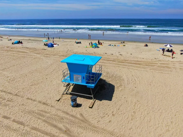 Letecký Pohled Věž Záchranné Stráže Huntington Beach Lidmi Užívajícími Pláž — Stock fotografie