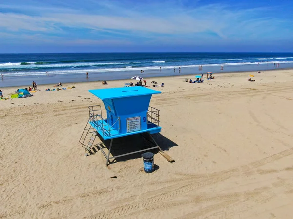 Letecký Pohled Věž Záchranné Stráže Huntington Beach Lidmi Užívajícími Pláž — Stock fotografie