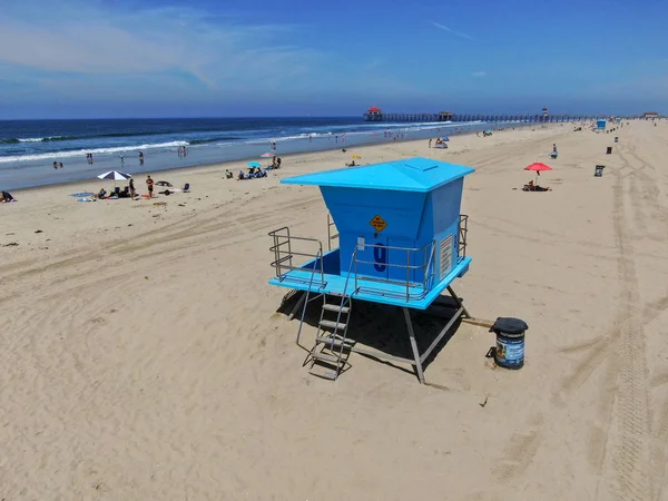 Letecký Pohled Věž Záchranné Stráže Huntington Beach Lidmi Užívajícími Pláž — Stock fotografie