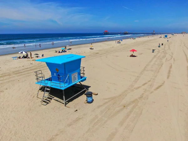 Letecký Pohled Věž Záchranné Stráže Huntington Beach Lidmi Užívajícími Pláž — Stock fotografie