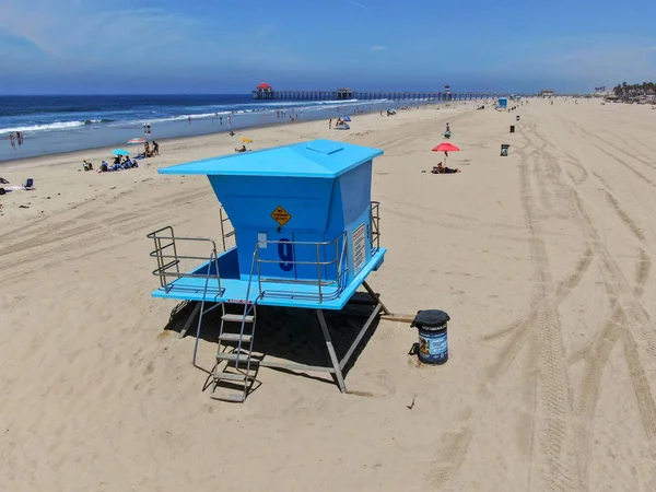 Letecký Pohled Věž Záchranné Stráže Huntington Beach Lidmi Užívajícími Pláž — Stock fotografie