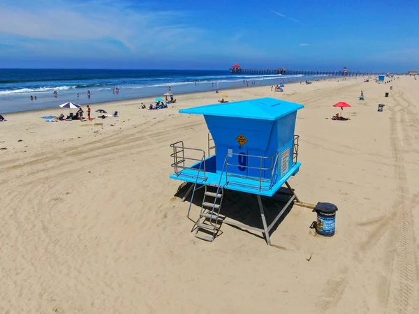 화창한 해변을 즐기는 사람들과 헌팅턴 비치의 구조탑 로스앤젤레스 남동부 — 스톡 사진