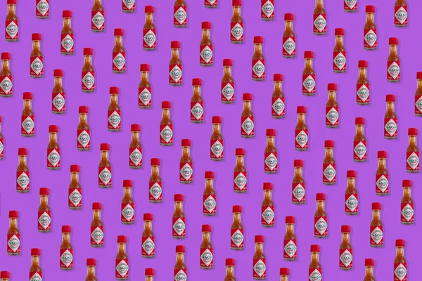 Kreatives Muster Aus Einer Miniflasche Tabasco Chilipfeffer Sauce Draufsicht Auf — Stockfoto