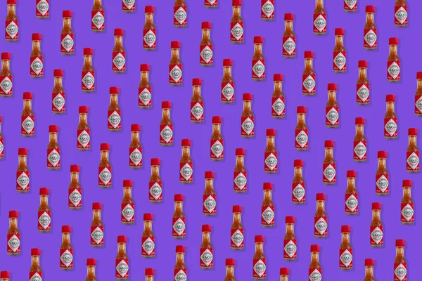 Kreatives Muster Aus Einer Miniflasche Tabasco Chilipfeffer Sauce Draufsicht Auf — Stockfoto