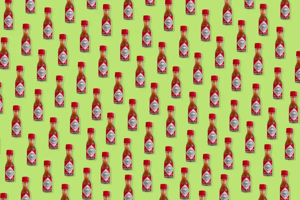 Kreatives Muster Aus Einer Miniflasche Tabasco Chilipfeffer Sauce Draufsicht Auf — Stockfoto