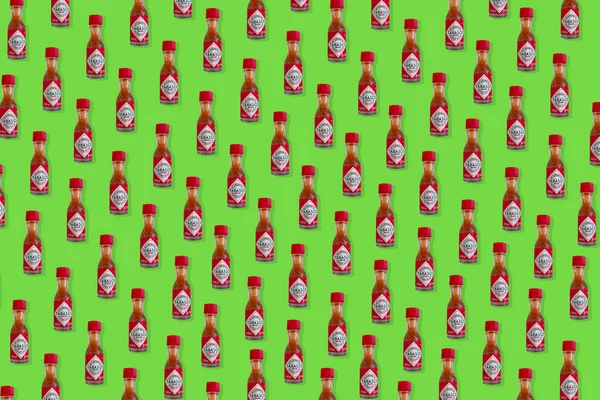 Kreatives Muster Aus Einer Miniflasche Tabasco Chilipfeffer Sauce Draufsicht Auf — Stockfoto