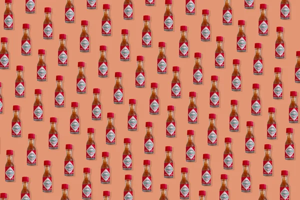 Kreatives Muster Aus Einer Miniflasche Tabasco Chilipfeffer Sauce Draufsicht Auf — Stockfoto