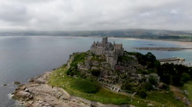 St Michael's Mount, İngiltere'nin Cornwall kentinde bulunan Mount's Bay'de küçük bir gelgit adasıdır. Dağın tepesindeki kale ve şapel.