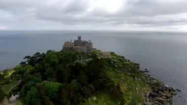 St Michael's Mount, İngiltere'nin Cornwall kentinde bulunan Mount's Bay'de küçük bir gelgit adasıdır. Dağın tepesindeki kale ve şapel.