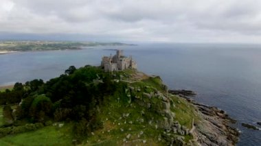 St Michael's Mount, İngiltere'nin Cornwall kentinde bulunan Mount's Bay'de küçük bir gelgit adasıdır. Dağın tepesindeki kale ve şapel.