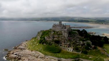 St Michael's Mount, İngiltere'nin Cornwall kentinde bulunan Mount's Bay'de küçük bir gelgit adasıdır. Dağın tepesindeki kale ve şapel.