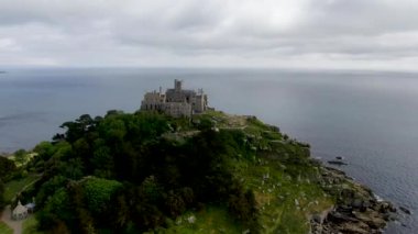 St Michael's Mount, İngiltere'nin Cornwall kentinde bulunan Mount's Bay'de küçük bir gelgit adasıdır. Dağın tepesindeki kale ve şapel. 