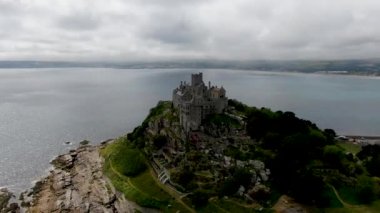 St Michael's Mount, İngiltere'nin Cornwall kentinde bulunan Mount's Bay'de küçük bir gelgit adasıdır. Dağın tepesindeki kale ve şapel. 