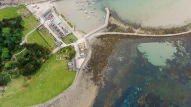St Michael's Mount, İngiltere'nin Cornwall kentinde bulunan Mount's Bay'de küçük bir gelgit adasıdır. Dağın tepesindeki kale ve şapel. 