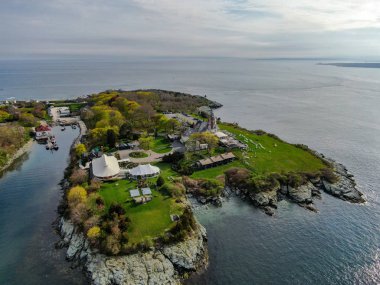 Castle Hill Inn, Newport, Rhode Island, ABD'de denizlerin yanında büyük beyaz çadırlar ile düğün resepsiyon töreni kurulum havadan görünümü.