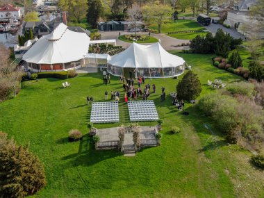 Tören başlamadan önce bir içki zevk insanlar ile düğün resepsiyon töreni kurulum havadan görünümü. Castle Hill Inn, Newport, Rhode Island, Amerika Birleşik Devletleri. 05/13/2019