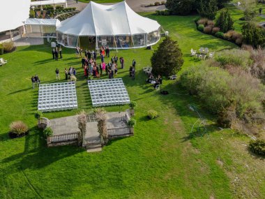 Tören başlamadan önce bir içki zevk insanlar ile düğün resepsiyon töreni kurulum havadan görünümü. Castle Hill Inn, Newport, Rhode Island, Amerika Birleşik Devletleri. 05/13/2019