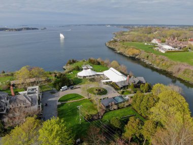 Castle Hill Inn, Newport, Rhode Island, ABD'de denizlerin yanında büyük beyaz çadırlar ile düğün resepsiyon töreni kurulum havadan görünümü.