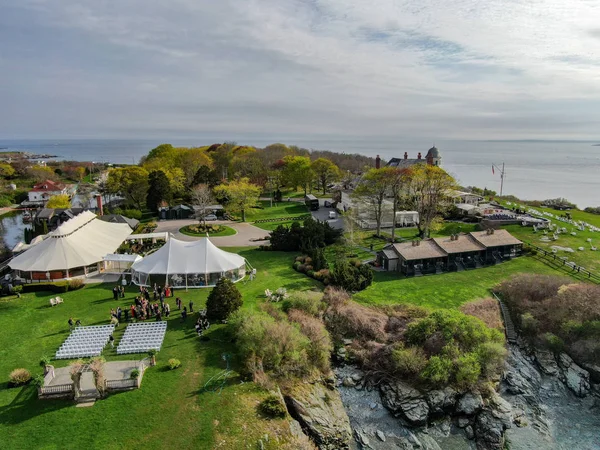 キャッスルヒルイン ニューポート ロードアイランド アメリカの海の隣に大きな白いテントと結婚式のセットアップの航空写真 — ストック写真
