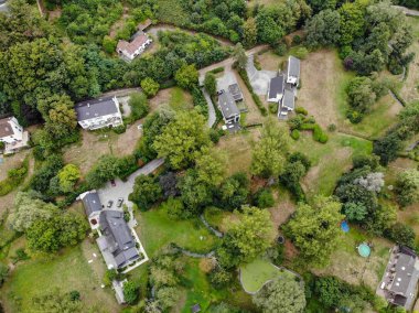 Walloon Brabant, Belçika'da kırsal alanın havadan görünümü, yeşil bahar sezonunda ormanla çevrili bahçeli lüks villalar