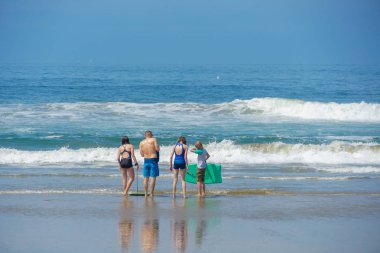 Turist ve sahilde aileler Huntington Beach, California güzel yaz günü zevk. Abd
