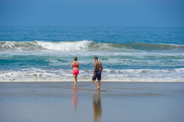Plajda çift suya gitmek ve Huntington Beach, California güzel yaz günü zevk hazır. Abd  