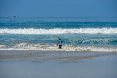Huntington Beach, Kaliforniya'da dalgalar ve güzel yaz günü zevk plajda genç çocuk. Abd