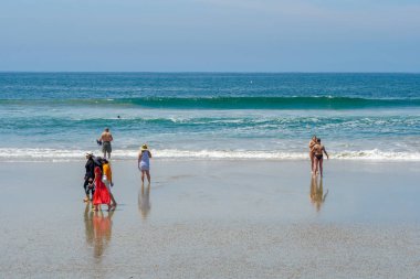 Turist ve sahilde aileler Huntington Beach, California güzel yaz günü zevk. Abd