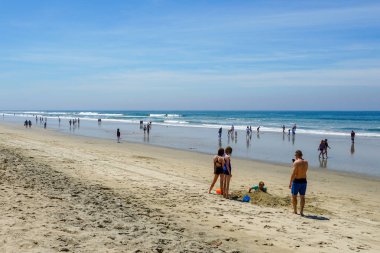 Turist ve sahilde aileler Huntington Beach, California güzel yaz günü zevk. Abd