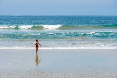 Plajda çift suya gitmek ve Huntington Beach, California güzel yaz günü zevk hazır. Abd 