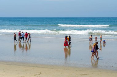 Turist ve sahilde aileler Huntington Beach, California güzel yaz günü zevk. Abd